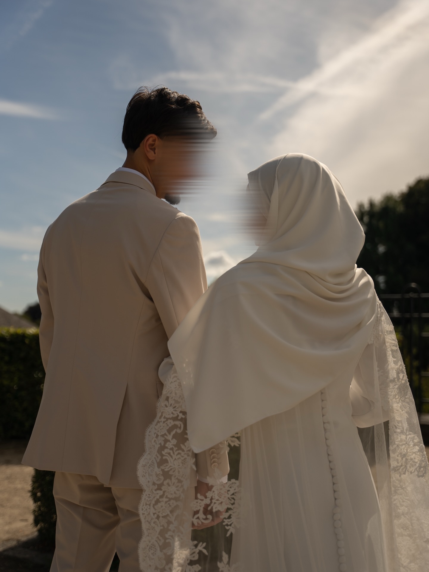 Couple de mariés de dos dans une lumière de fin de journée